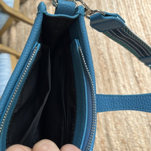 Small cross body purse. - Picture 4 of 7